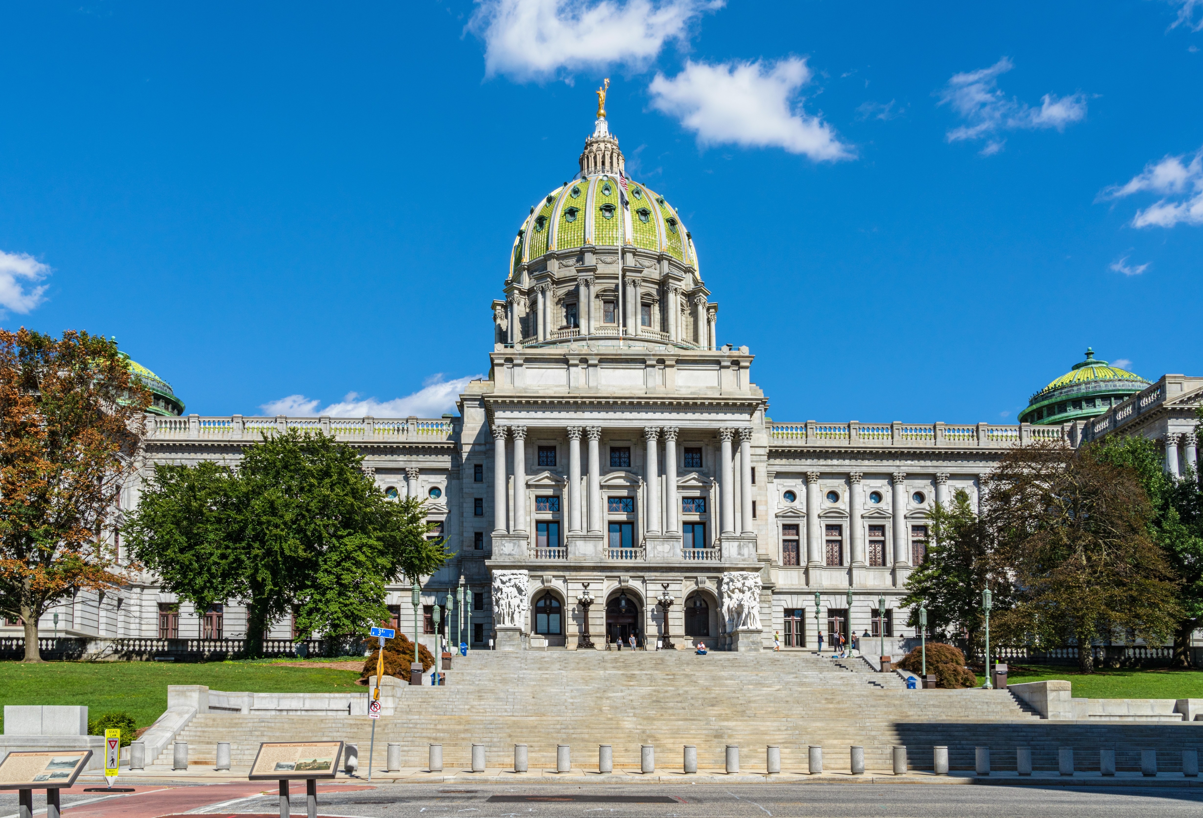 Photo of the front of the Pennsylvania State Capital.